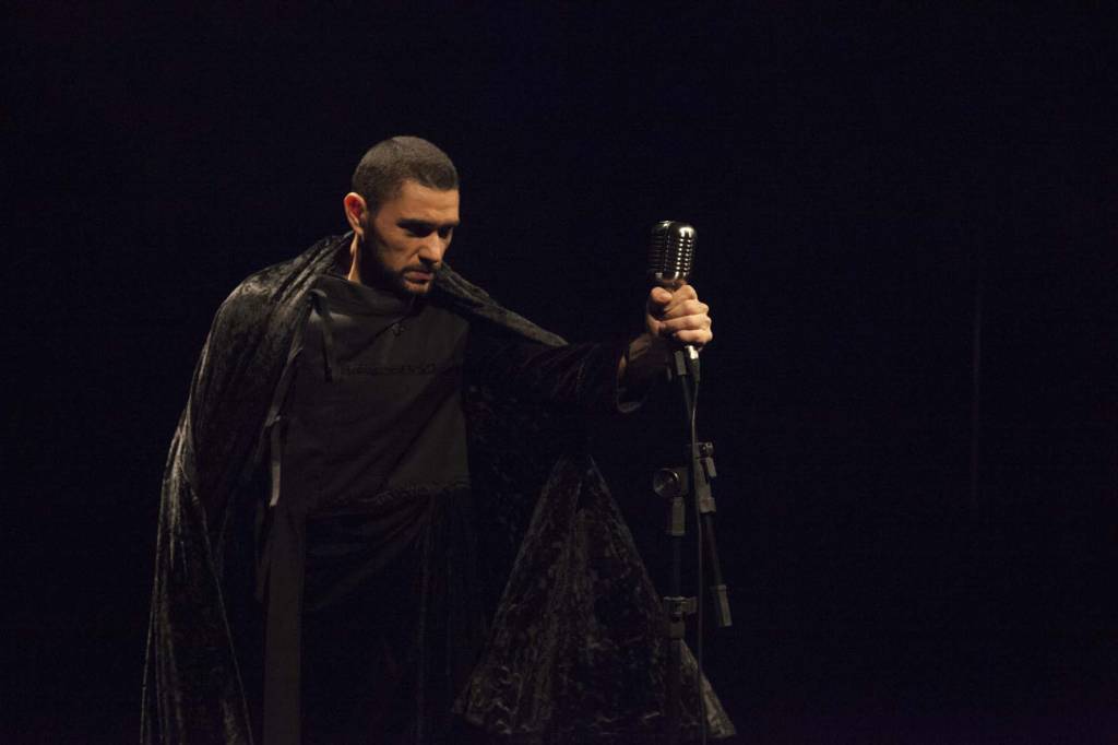 Os potiguares da cia. Clowns de Shakespeare apresentam Hamlet — Um Relato Dramático Medieval Os potiguares da cia. Clowns de Shakespeare apresentam Hamlet — Um Relato Dramático Medieval