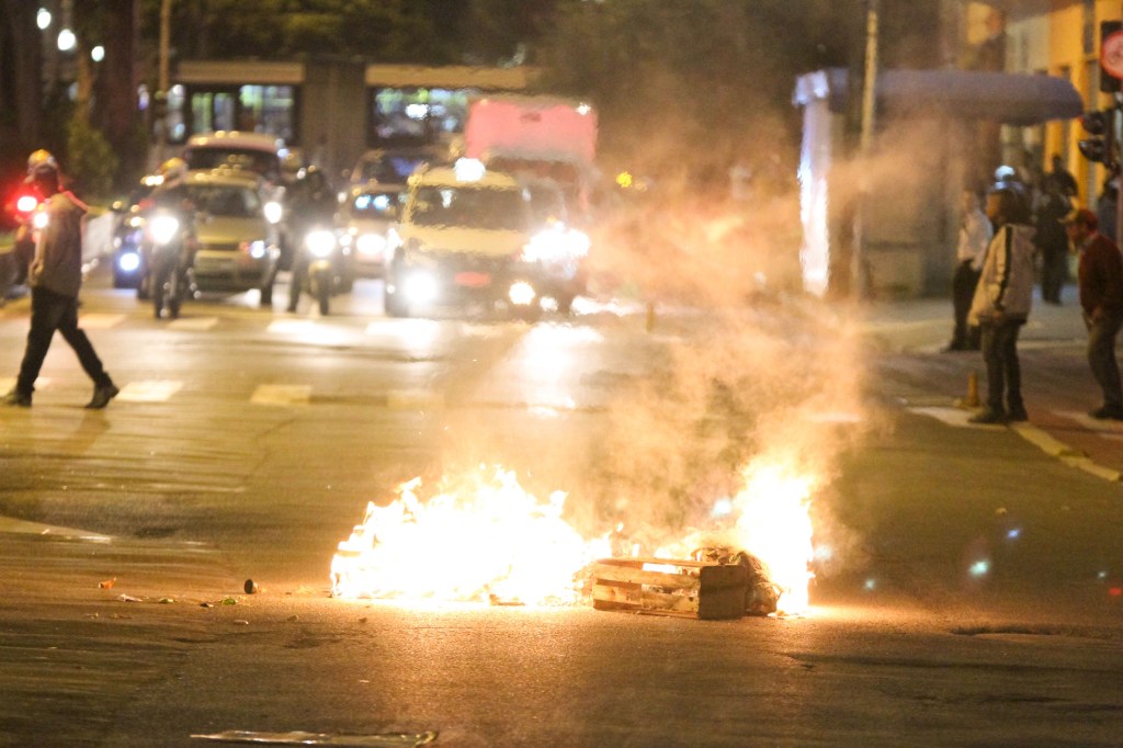 Barricada de fogo feita por usuários de drogas na região da Cracolândia (Amauri Nehn/Brazil Photo Press/Folhapress)