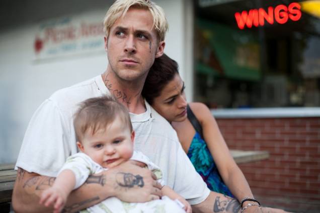 Ryan Gosling vive um motociclista de globo da morte: O Lugar Onde Tudo Termina Ryan Gosling vive um motociclista de globo da morte: O Lugar Onde Tudo Termina