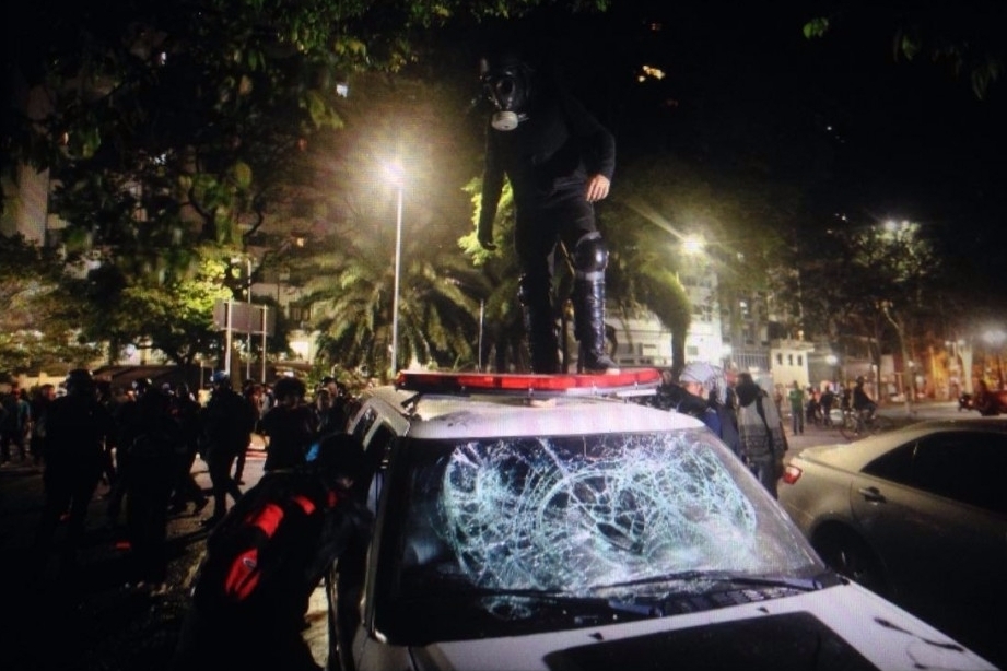 Manifestantes sobre viatura Polícia Civil no Largo do Arouche (Leo Martins)