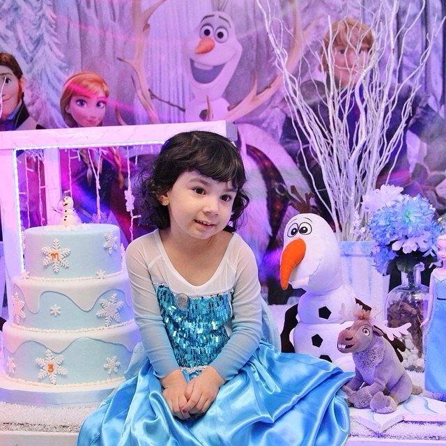Mariana vai para a folia como a princesa Elsa, de 'Frozen', conforme o registro da mãe, Ivana Perches (@ivanaperches)