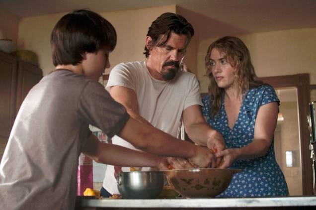 Refém da Paixão: o misterioso Frank (Josh Brolin), Adele (Kate Winslet) e seu filho Henry (Gattlin Griffith) Refém da Paixão: o misterioso Frank (Josh Brolin), Adele (Kate Winslet) e seu filho Henry (Gattlin Griffith)