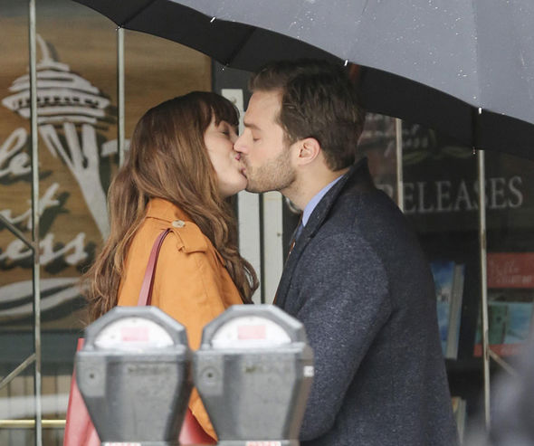 Um dos primeiros beijos de Jamie e Dakota em Cinquenta Tons Mais Escuros