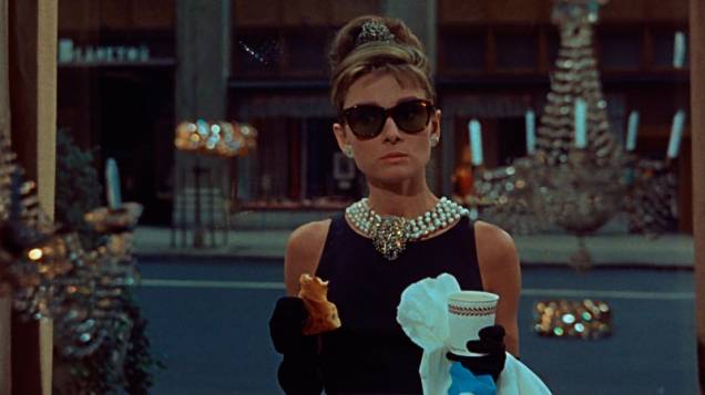 Bonequinha de Luxo: Holly Golightly (Audrey Hepburn), quer casar com milionário Bonequinha de Luxo: Holly Golightly (Audrey Hepburn), quer casar com milionário
