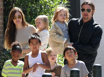 7 de 10 Em agosto de 2011, surge uma das raras fotos da grande família. Angelina viajou até Nova Orleans, nos Estados Unidos, onde Brad Pitt trabalhava em um projeto, e o casal passeou pela cidade com os filhos, os gêmeos Vivienne e Knox, Maddox, Pax, Zahara e Shiloh (Foto: divulgação)