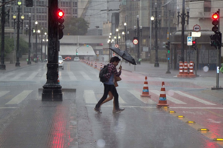 Chuva no centro na tarde desta sexta (25) (Foto: Uriel Punk/Futura Press/Folhapress)