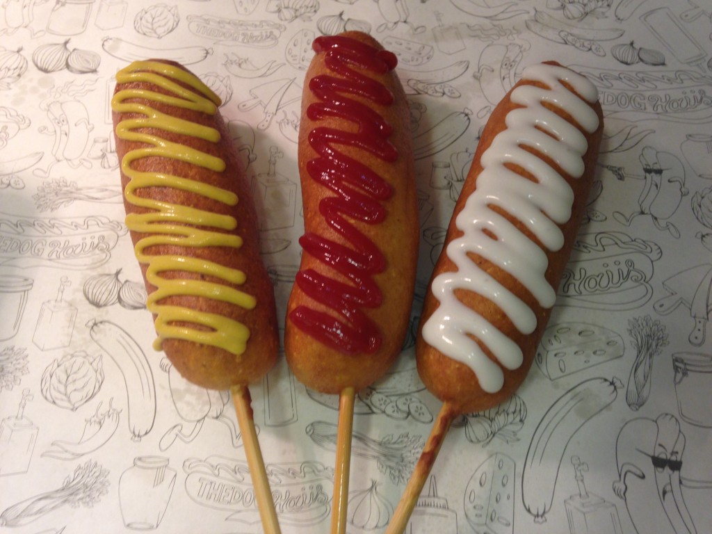 Corn dog: salsicha empanada na massa de milho e frita no palito, por R$ 10,00 (Foto: Helena Galante)