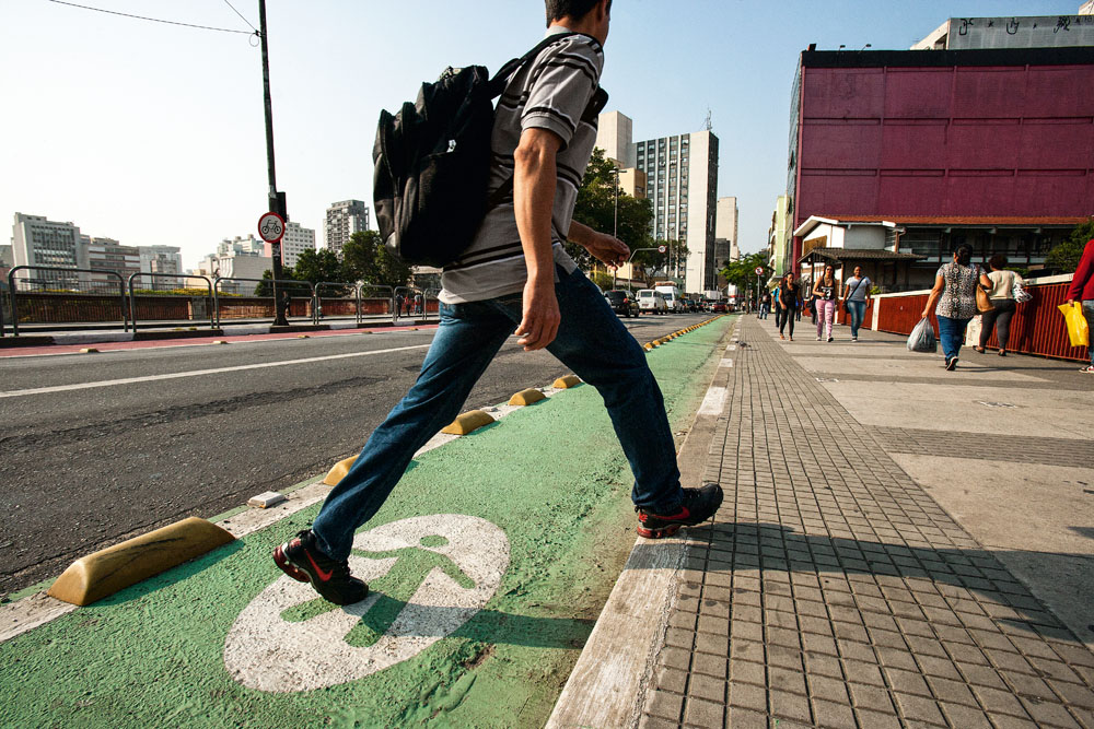 Avenida Liberdade - projeto piloto - CET - faixa verde para pedestre