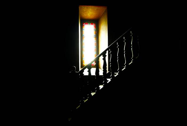 Foco de luz na escadaria interna do Mosteiro de São Bento