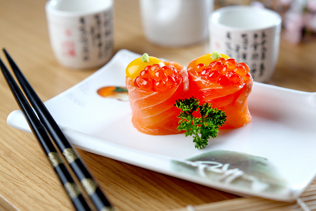 Sushi Osamu: fatias de salmão, ovas do peixe e gema crua
