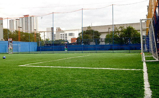 A unidade da Playball na Vila Leopoldina tem quatro quadras de futebol society para alugar