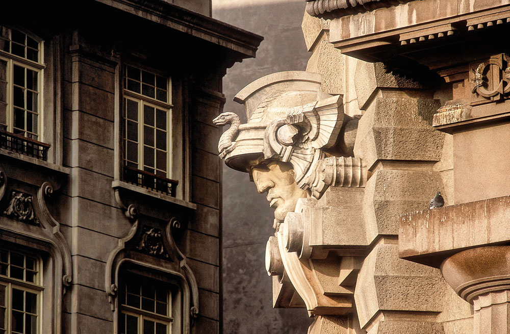 Mercúrio representado com um capacete alado, no Palácio da Justiça, sede do Trib