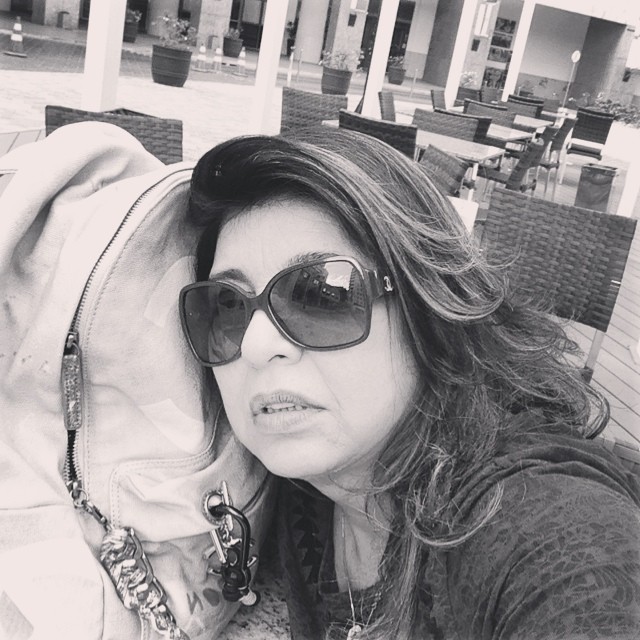 Mais uma da série "selfies em aeroportos": nesta, Roberta sente o tecido de sua mochila