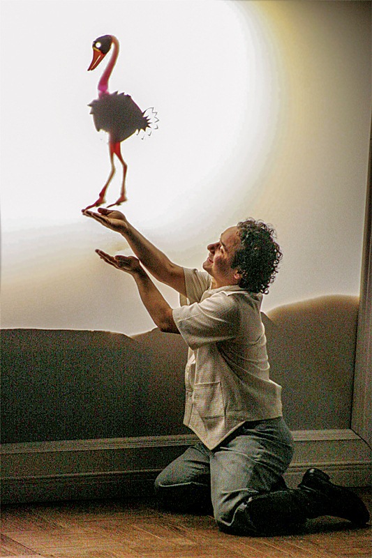 A Cortina da Babá: Marcelo Paixão interpreta um menino na montagem com teatro de sombras