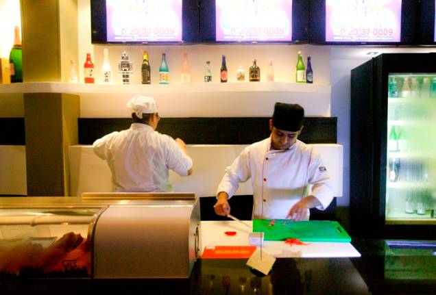 A equipe de sushimen em ação A equipe de sushimen em ação