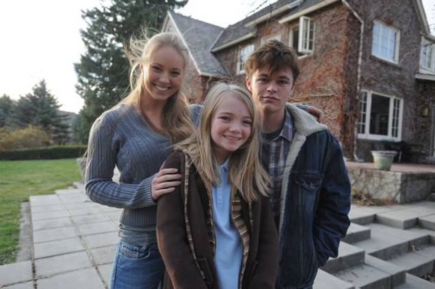 A Face do Mal: Evan (Harrison Gilbertson) e sua família mudam-se para uma antiga casa sem saber dos terríveis acontecimentos do lugar A Face do Mal: Evan (Harrison Gilbertson) e sua família mudam-se para uma antiga casa sem saber dos terríveis acontecimentos do lugar