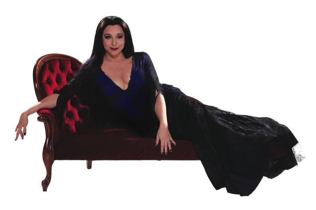 Musa macabra: Marisa Orth diverte o público como a hilária Mortícia no musical A Família Addams