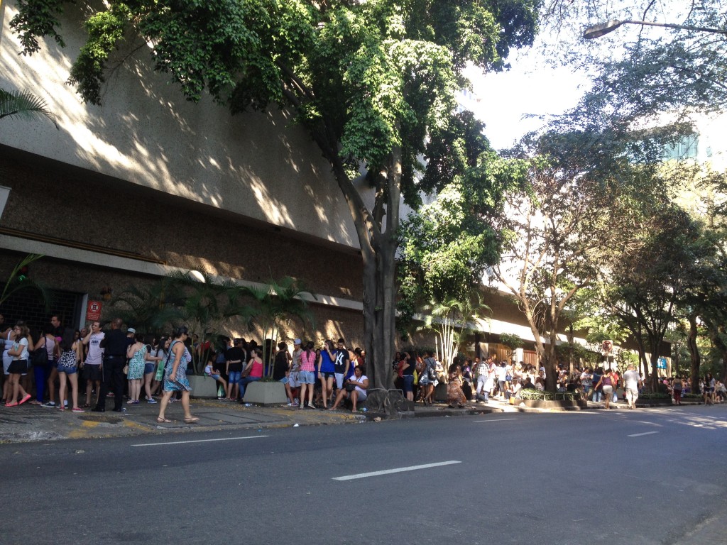 A fila de quem consegui senha na Alameda Santos