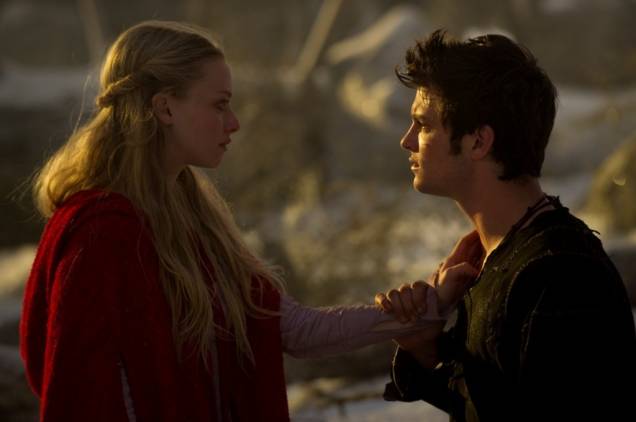 A Garota da Capa Vermelha: mistérios ameaçam o romance entre os personagens de Amanda Seyfried e Shiloh Fernandez A Garota da Capa Vermelha: mistérios ameaçam o romance entre os personagens de Amanda Seyfried e Shiloh Fernandez