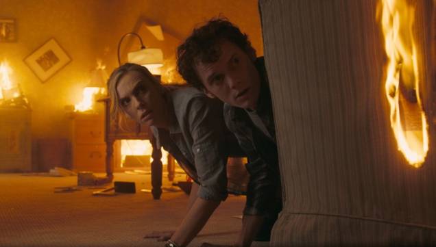 Toni Collete e Anton Yelchin em cena de A Hora do Espanto: cópias convencionais e em 3D Toni Collete e Anton Yelchin em cena de A Hora do Espanto: cópias convencionais e em 3D