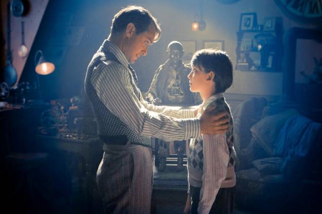 Jude Law e Asa Butterfield: atores vivem pai e filho em A Invenção de Hugo Cabret