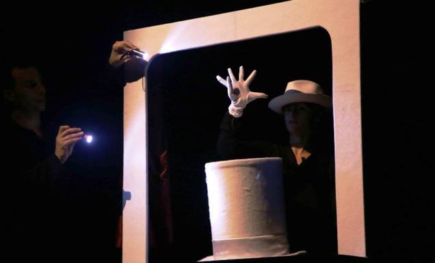O espetáculo apresenta a história de uma mão com dois polegares que sai à procura de gestos para colecionar