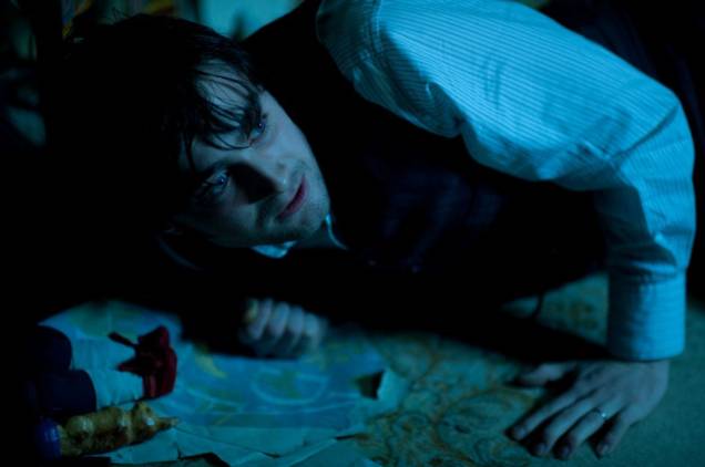 Arthur Kipps (Daniel Radcliffe) em A Mulher de Preto: mistérios de um vilarejo rondam o personagem Arthur Kipps (Daniel Radcliffe) em A Mulher de Preto: mistérios de um vilarejo rondam o personagem