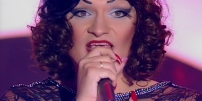 a-transformista-deena-love-sobe-ao-palco-do-the-voice-brasil-e-encanta-os-jurados-1411095316180_615x300
