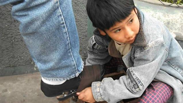 A Vida em um Dia: pequeno engraxate peruano A Vida em um Dia: pequeno engraxate peruano