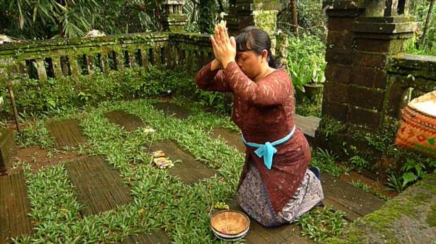 A Vida em um Dia: indonésia abençoando uma casa em Bali A Vida em um Dia: indonésia abençoando uma casa em Bali