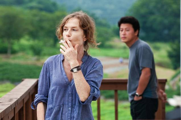 A Visitante Francesa: Isabelle Huppert interpreta três personagens em novo filme de Sang-soo Hong