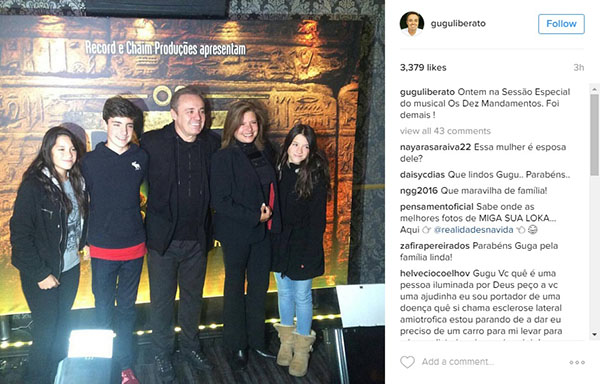 Após evento em São Paulo, Gugu Liberato publica raro clique ao lado dos filhos adolescentes