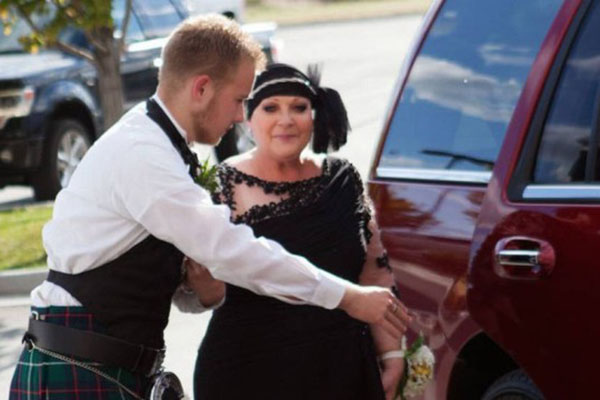 Adolescente surpreende mãe com câncer terminal com convite para baile de formatura