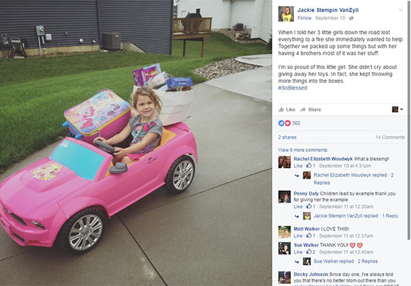 Foto de menina coletando presentes para crianças que perderam tudo em incêndio emociona internautas