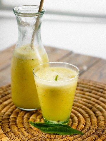 Pineapple juice with ginger and mint