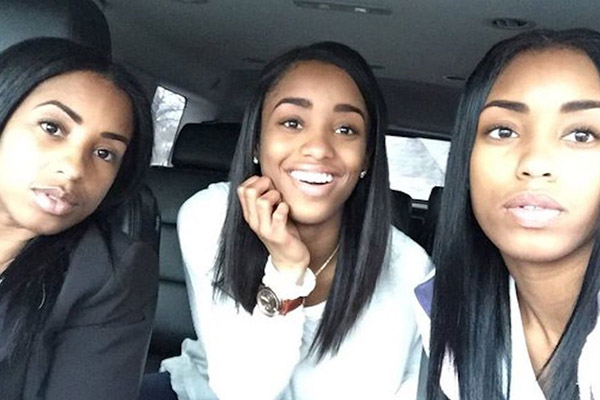 A foto dessa mãe com as filhas gêmeas está intrigando a internet