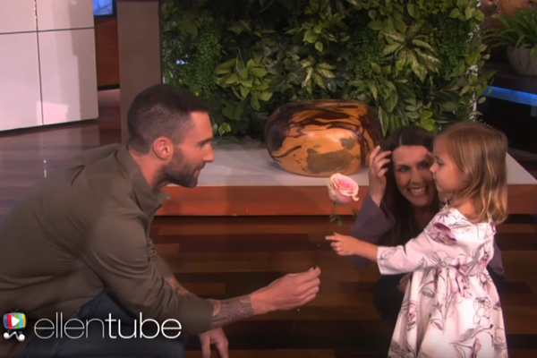 Adam Levine encontra garotinha que chorou ao descobrir que cantor era casado