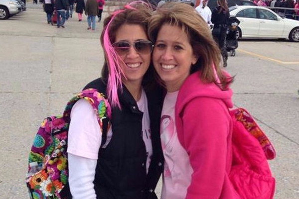 Mulher dá à luz filho de irmã gêmea após ela não conseguir engravidar