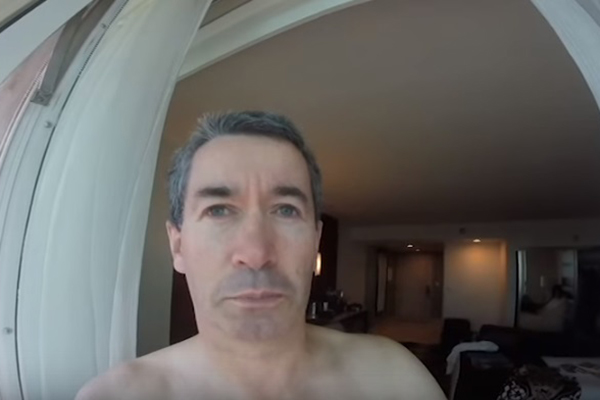 Pai atrapalhado filmou suas férias em Las Vegas com a câmera ao contrário