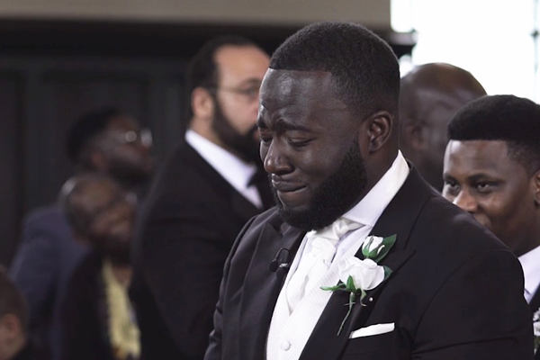 A reação deste noivo ao ver sua futura esposa na igreja está comovendo a internet