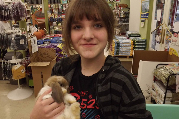 Garota de 16 anos sobrevive a acidente de avião e anda quilômetros até encontrar ajuda