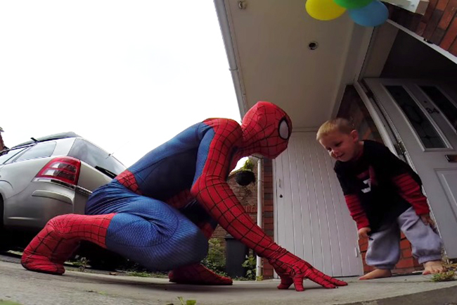 Pai se veste de Homem-Aranha para surpreender filho de 5 anos sofrendo com câncer em seu aniversário; assista
