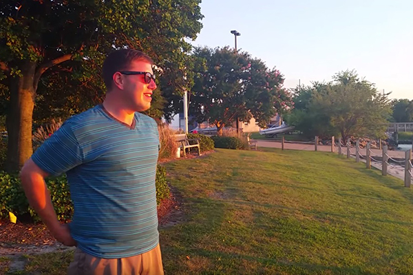 Com ajuda de óculos especial, daltônico vê as cores do pôr do sol pela primeira vez