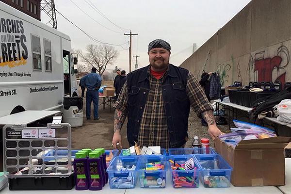 Usando a criatividade, este rapaz reaproveitou um velho caminhão para ajudar moradores de rua