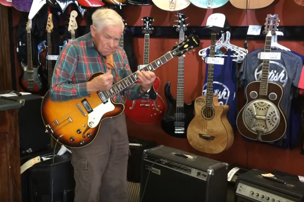 Senhor de 81 anos faz apresentação surpreendente na guitarra e conquista internautas