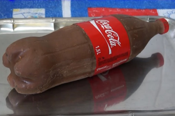 Esta receita de bolo prestígio montado numa garrafa de Coca-Cola está dividindo a internet