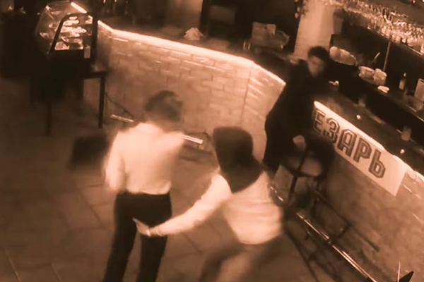 Vídeo registra momento em que garçonete se defende de ataque de clientes