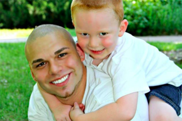 Paizão faz tatuagem igual à cicatriz do filho com câncer para ajudar na autoconfiança do garotinho