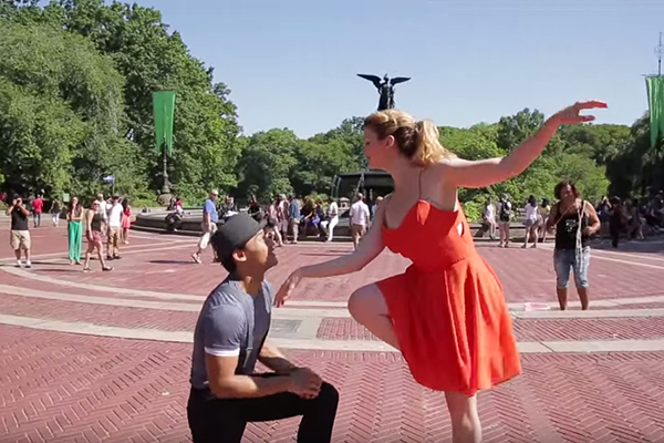 Este bailarino surpreendeu sua namorada com um pedido de casamento no meio de uma coreografia