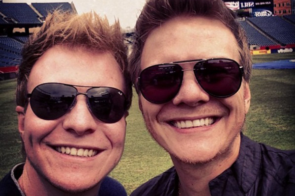 Irmão mais novo de Michel Teló surpreende pela semelhança com o cantor